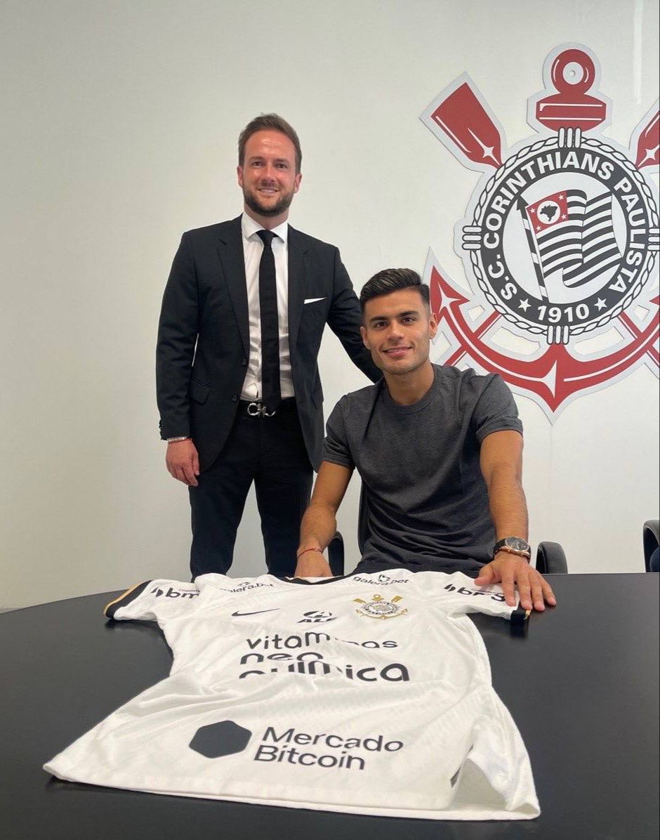 Fabrizio Romano:  …ed ecco la prima foto di Fausto Vera come nuovo giocatore dei Corinthians.  Affare completato…