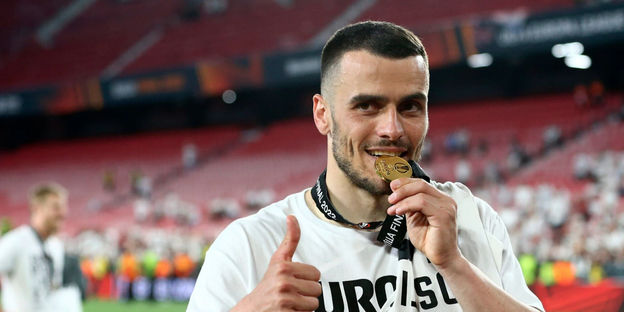 TS – Kostic e la Juventus più vicini. Caccia al vice Vlahovic: anche Depay