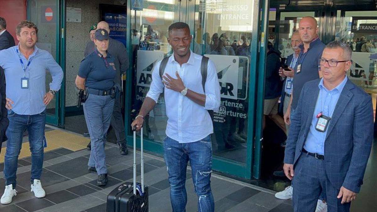 Gazzetta – Roma, Camara è arrivato a Fiumicino. Ora le visite mediche e la firma