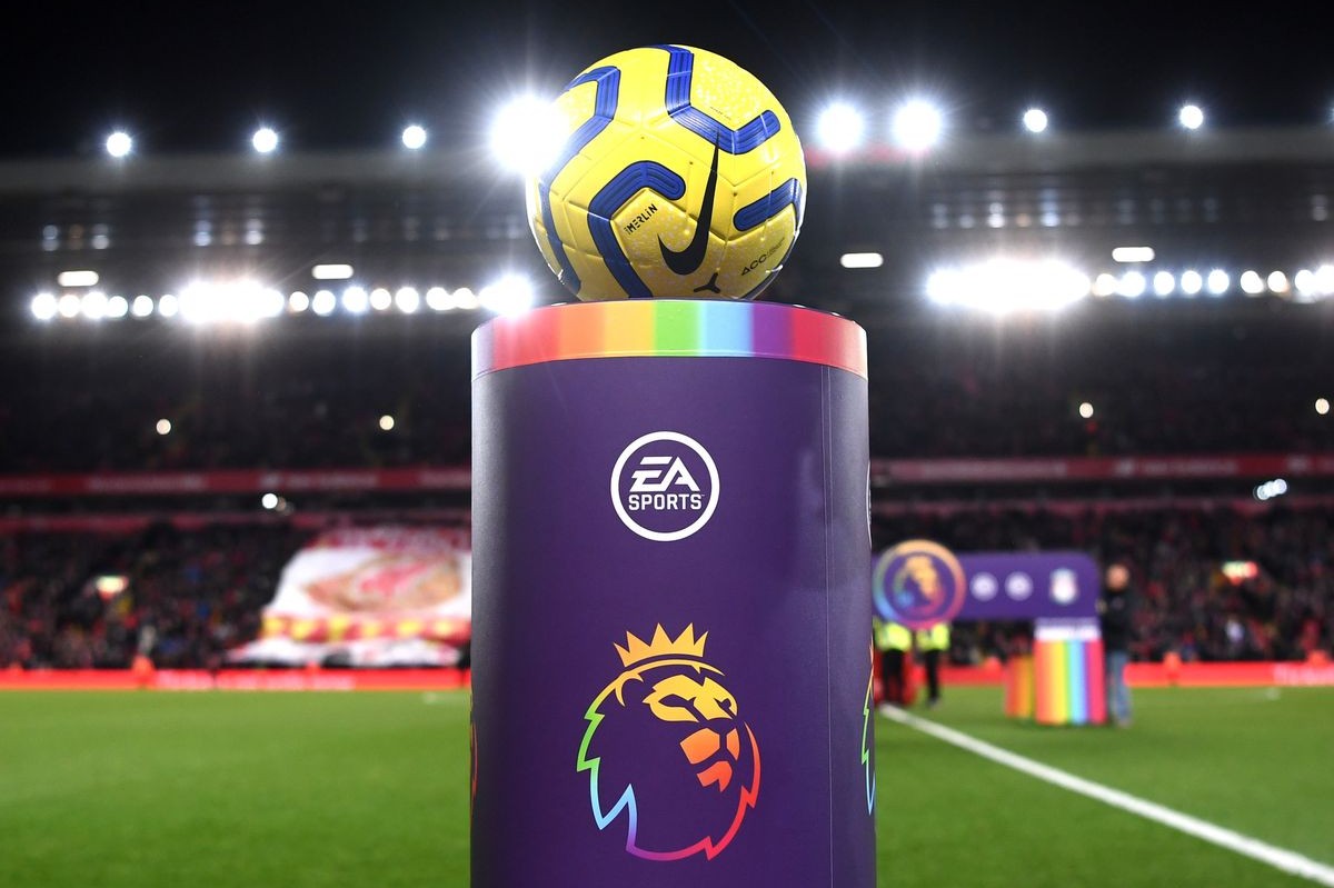 Due giocatori della Premier League in una coppia gay