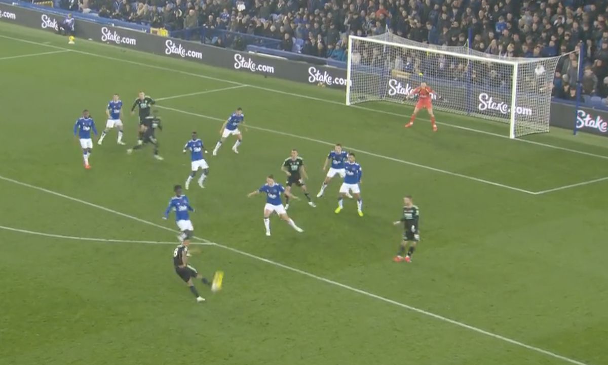 (Video) I controlli al ginocchio di Youri Tielemans passano prima di scatenare un tiro al volo in loop contro l’Everton