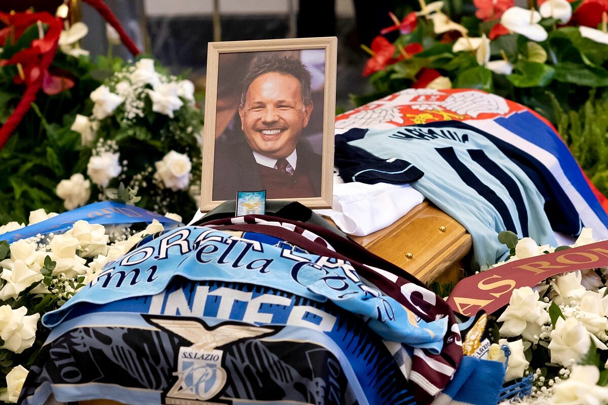 Serie A: Totti, Mancini e più di duemila persone salutano Mihajlovic al suo funerale