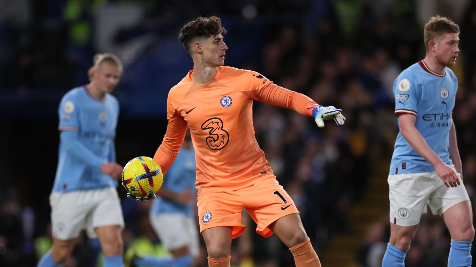 Alvarez risponde alle buffonate di Kepa “pound shop Martinez” mentre Shearer sbatte il Chelsea “imbarazzante”