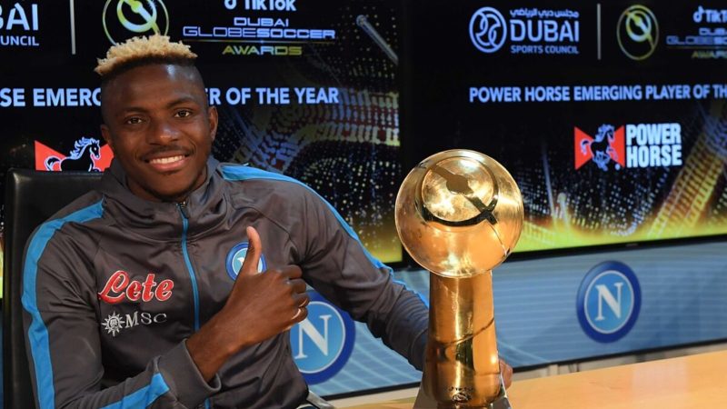 Serie A: Victor Osimhen riceve il premio come miglior giocatore emergente ai Dubai Globe Soccer Awards