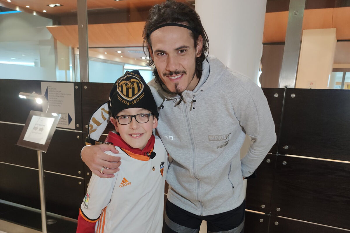 Valencia CF: un ragazzo asturiano realizza il suo sogno di vedere il Valencia e prende la maglia di Cavani