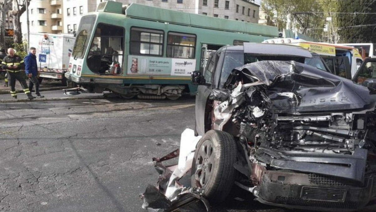 Immobile, in ospedale dopo un grave incidente con un tram!