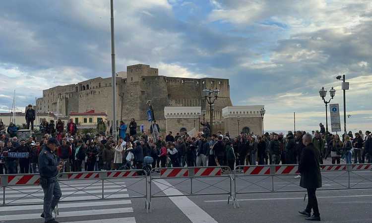 Napoli-Milan, folla all’hotel Vesuvio: insulti contro Theo, il piano sicurezza e il ‘pericolo’ notturno VIDEO | Primapagina