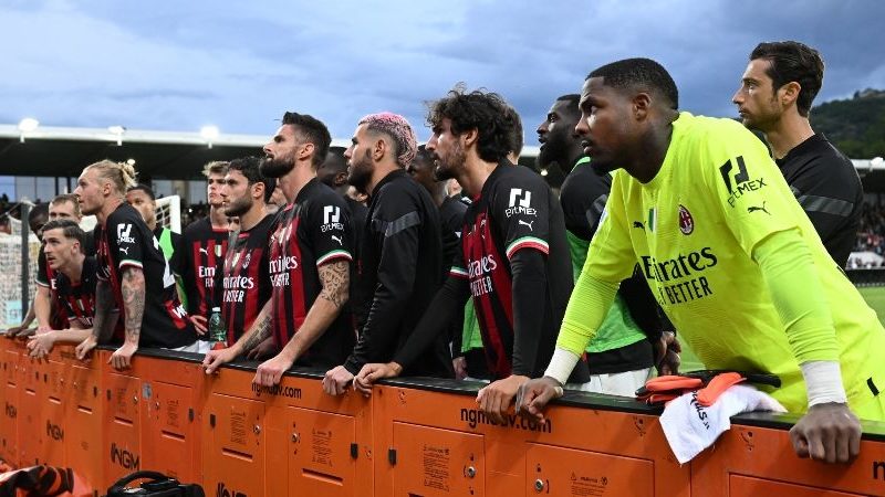 GUARDA: I giocatori dell’AC Milan parlano con gli ultras scontenti dopo la sconfitta dello Spezia con l’Inter in testa