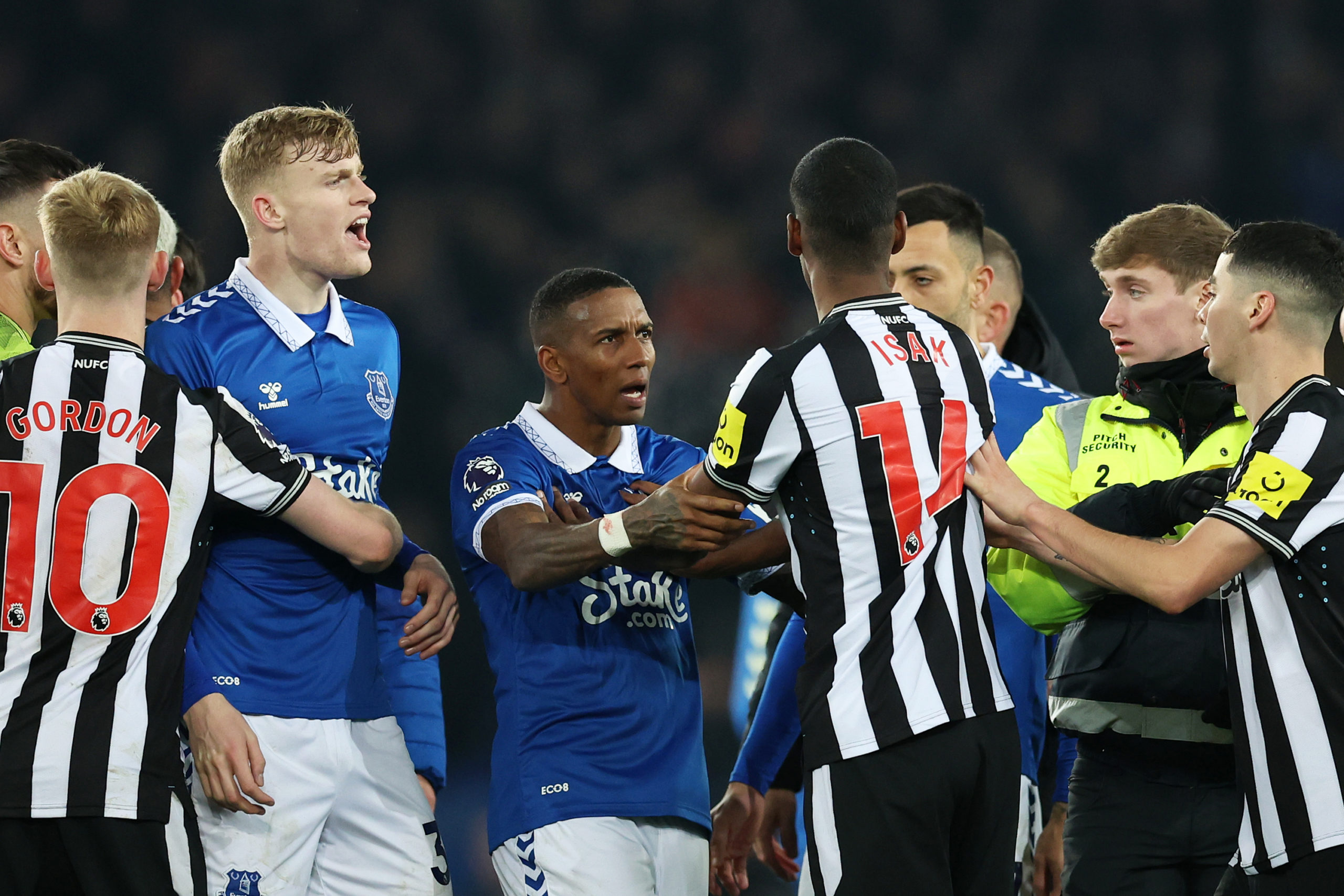 “Davvero scadente” – L’esperto della BBC infuriato per ciò che ha fatto il 38enne durante la vittoria dell’Everton contro il Newcastle