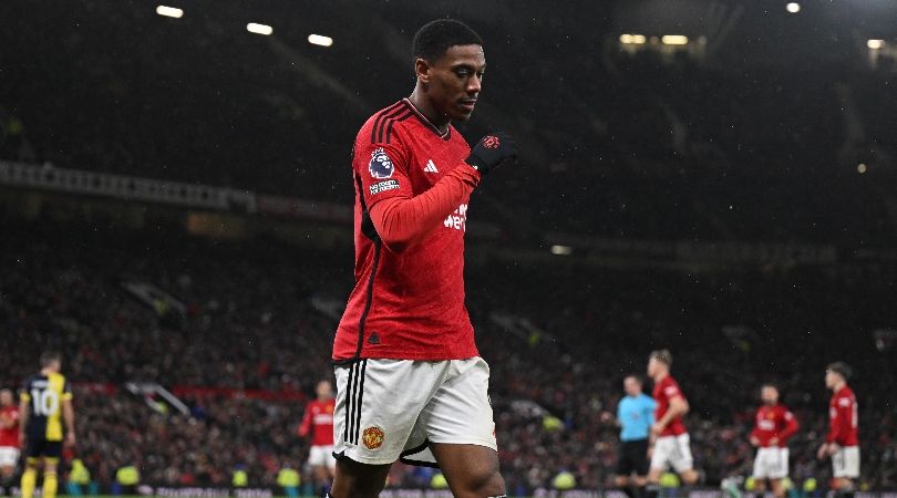 I tifosi del Manchester United esultano per la sostituzione di Anthony Martial e si accalcano per l’uscita anticipata nell’umiliante sconfitta per 3-0 contro il Bournemouth