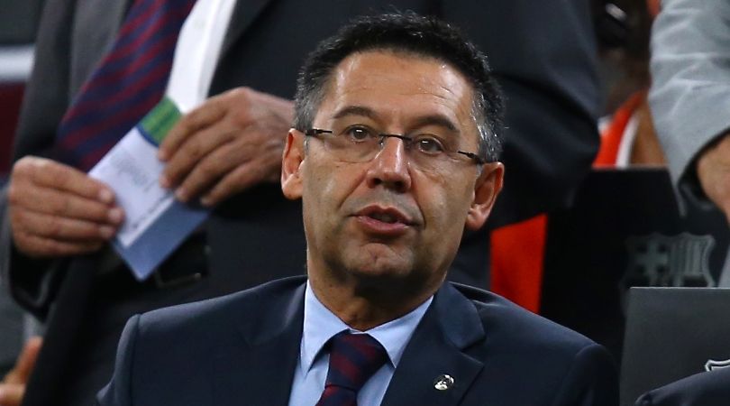 Tifosi del Barcellona infuriati per la presenza dell’ex presidente Josep Maria Bartomeu allo scontro di Copa del Rey contro Barbastro mentre i catalani superano zoppicando la squadra di quarta divisione vincendo 3-2