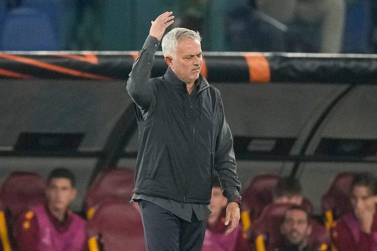 Serie A: il ‘freccetto’ di Mou ai suoi giocatori nell’addio alla Roma: “Quando diventerete uomini, questo me lo restituite”