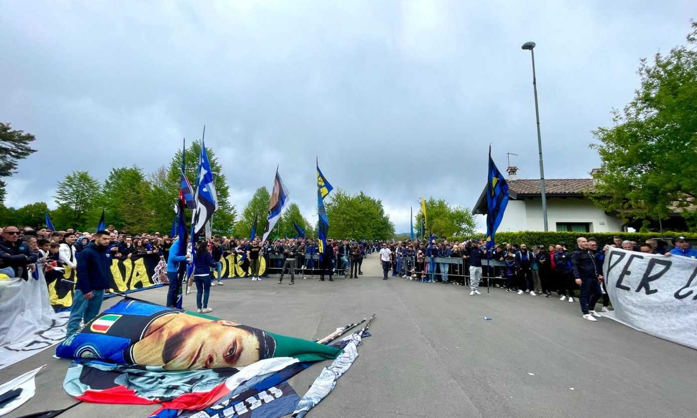 Inter, l’attesa verso il derby è elettrica. Fiume di tifosi ad Appiano: ‘Se vincete in casa del nemico diventate leggende’|Primapagina