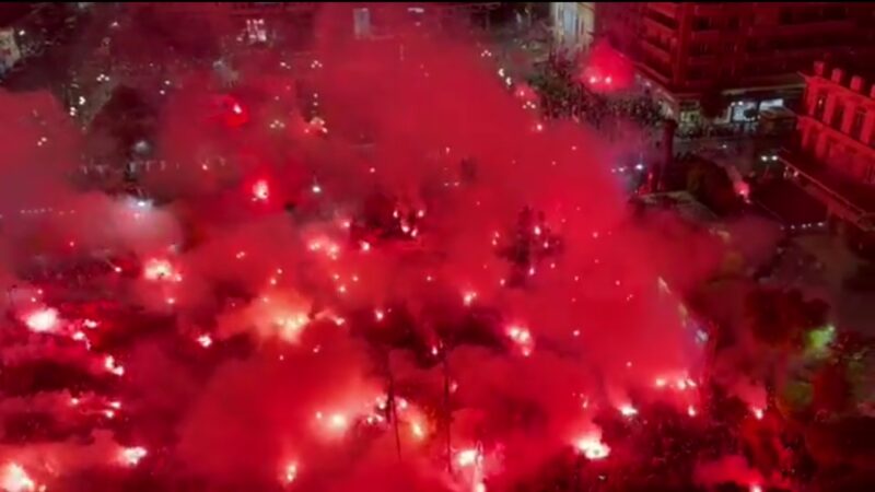 Video: scene selvagge dai tifosi ad Atene mentre l’Olympiacos sconfigge la Fiorentina e conquista il titolo di Europa Conference League