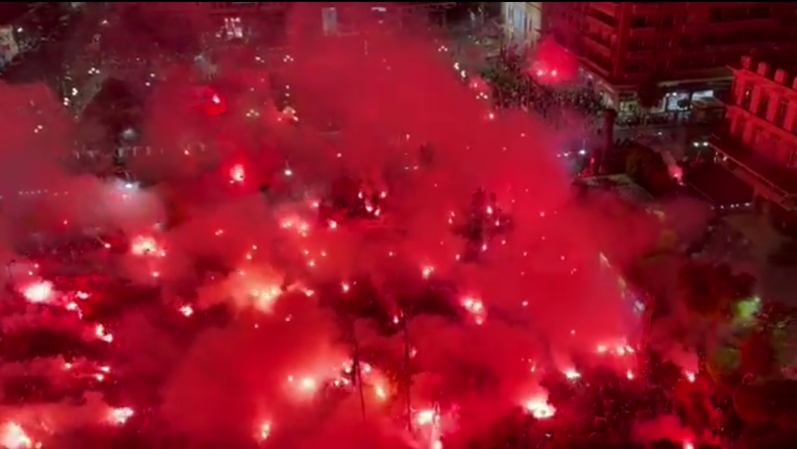 Video: scene selvagge dai tifosi ad Atene mentre l’Olympiacos sconfigge la Fiorentina e conquista il titolo di Europa Conference League