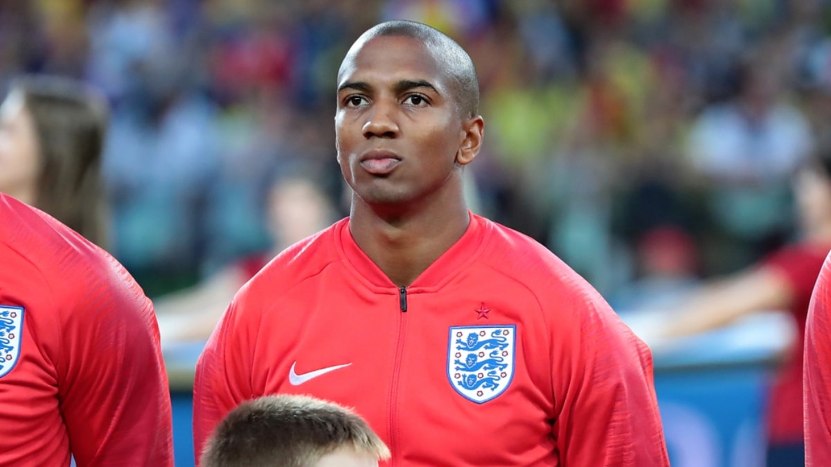 Ashley Young firma il nuovo contratto annuale con l’Everton