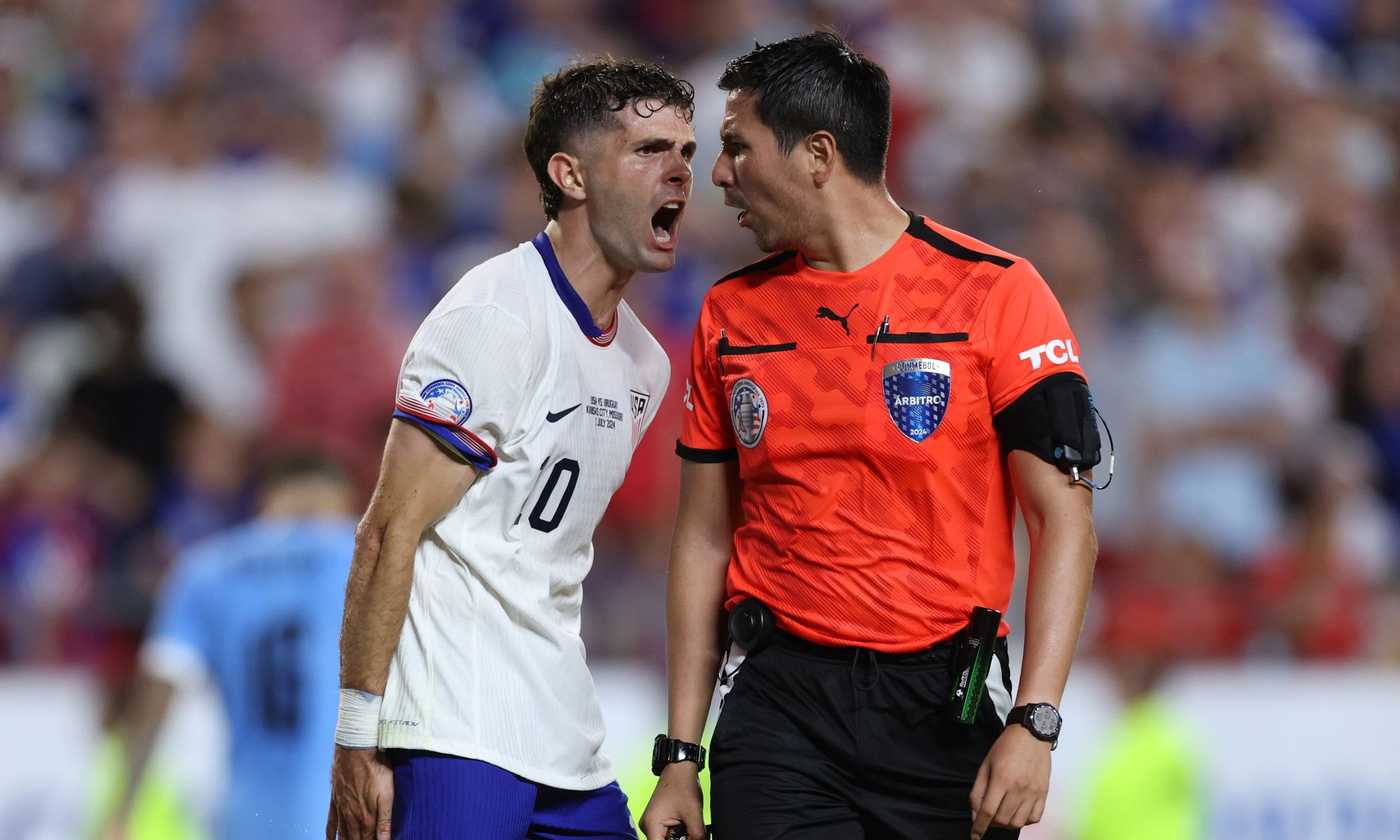 Furia Pulisic, l’arbitro Ortega rifiuta la stretta di mano: USA eliminati tra scintille e accuse|Primapagina