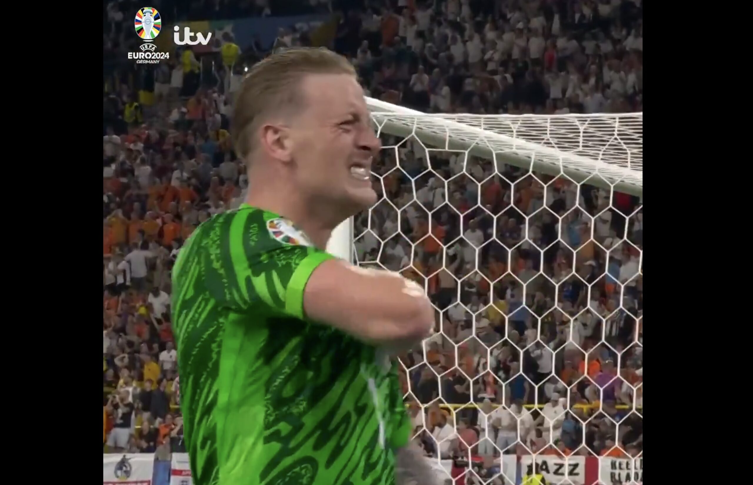 Jordan Pickford festeggia da solo il vincitore di Ollie Watkins