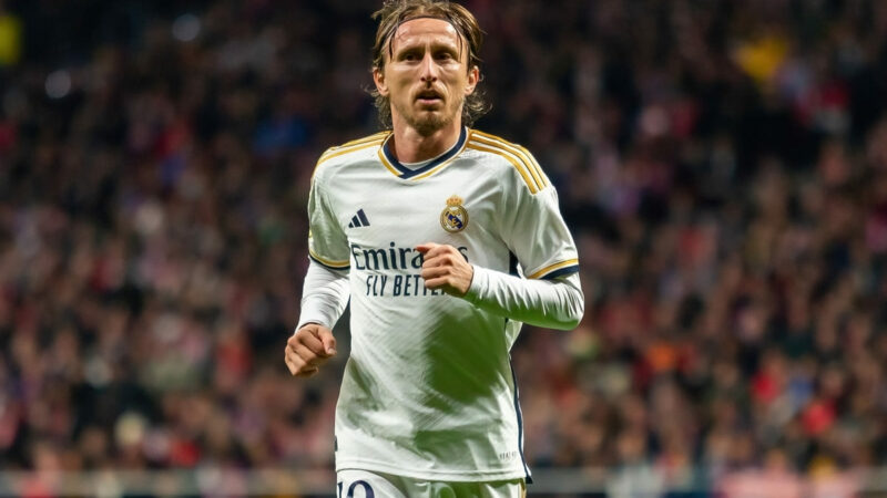 Luka Modric firma un nuovo accordo con il Real Madrid