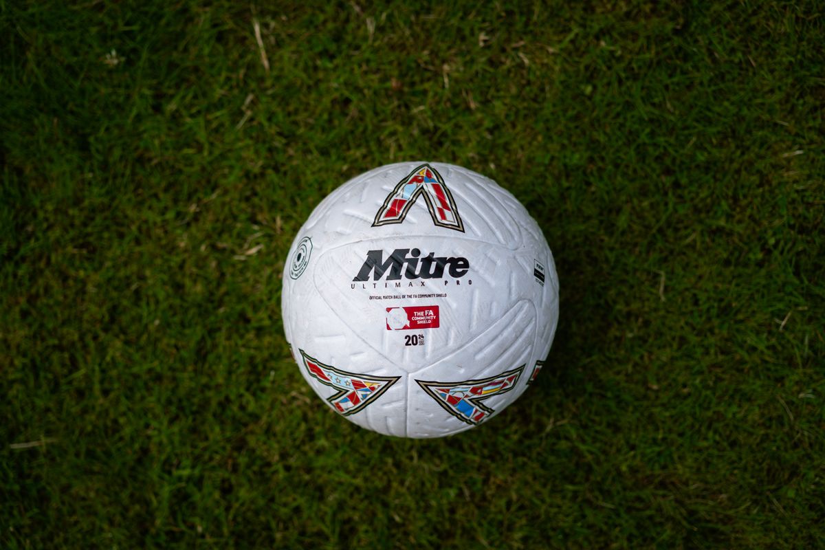 Mitre svela uno speciale pallone FA Community Shield con un cenno alla storia del sipario