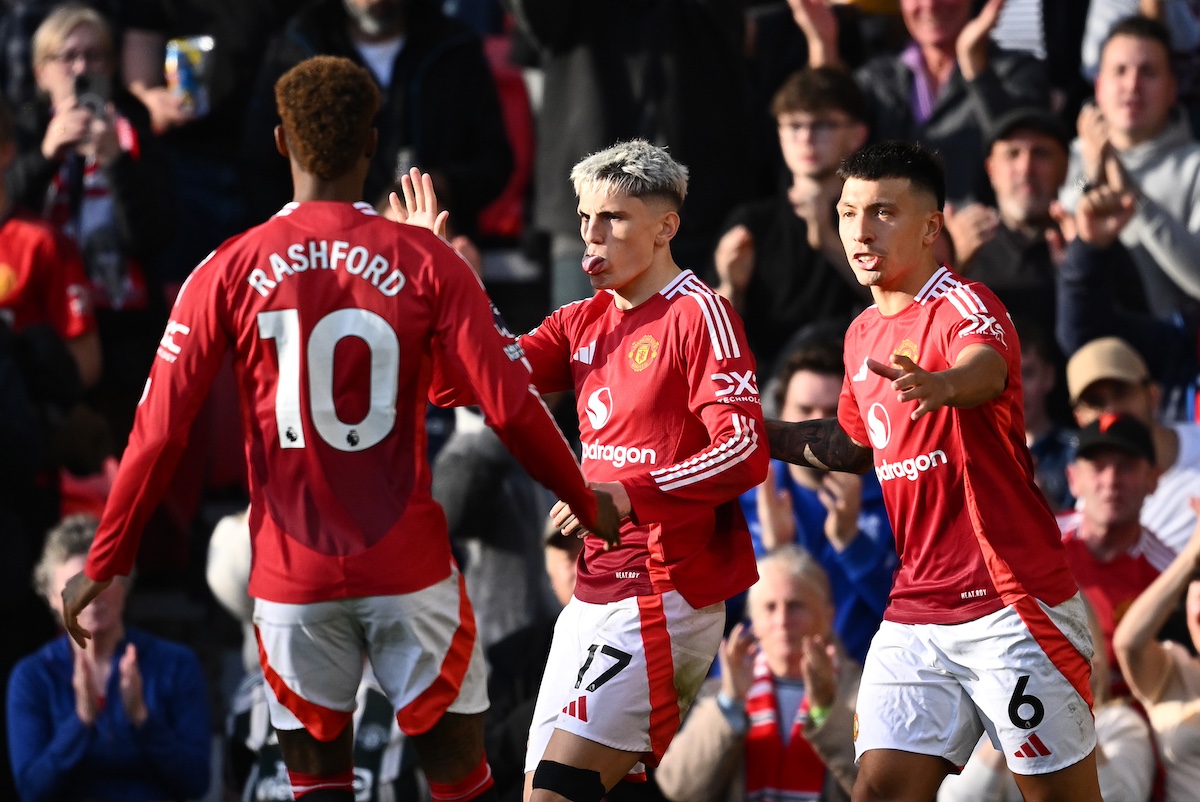 Alejandro Garnacho si lancia con uno splendido tiro al volo contro il Brentford