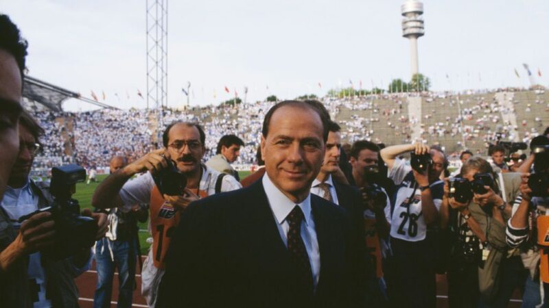 «Berlusconi ha mandato due volte il suo elicottero per impressionarmi. Ci voleva più tempo per raggiungere l’aeroporto che per andare alla sua villa, ma gli piaceva fare cose che ti sorprendessero’: come l’AC Milan alla fine completò il trasferimento del record mondiale per la stella italiana nel 1992