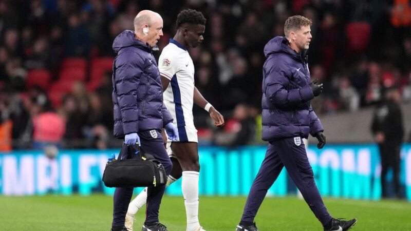 Bukayo Saka si preoccupa mentre l’ala dell’Arsenal si ritira dalla squadra inglese