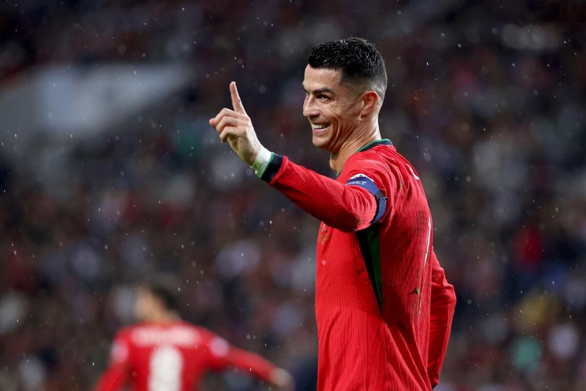 Cristiano Ronaldo segna in rovesciata mentre il Portogallo batte la Polonia