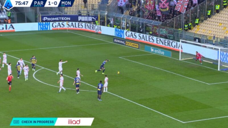 Il mai visto: il Parma segna un rigore… mentre l’arbitro va al VAR a rivederlo!!!