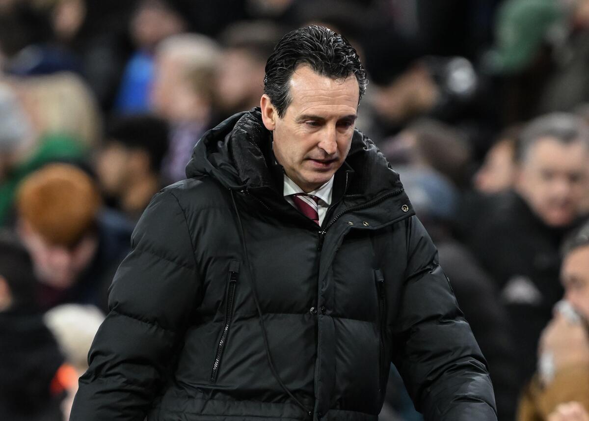 Unai Emery saluta lo spirito dei giocatori dell’Aston Villa nella “fortezza” dopo la vittoria della FA Cup