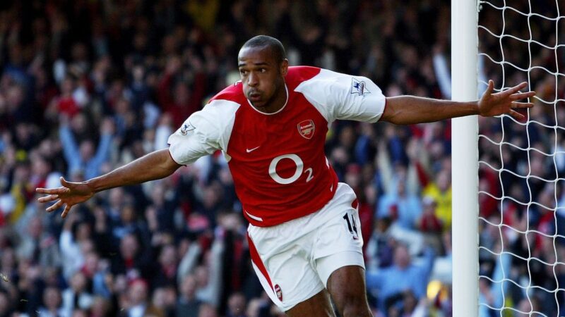 “Thierry Henry era il mio eroe, ma quando parli di giocatori che hanno il piede sinistro a bacchetta, lui ce l’aveva davvero. Mi ha reso la vita molto più semplice a destra’: l’ex stella dell’Arsenal omette la leggenda dei Gunners dal suo Perfect XI