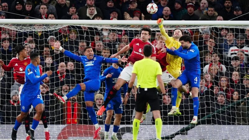 Dramma nel finale all’Old Trafford mentre i Red Devils si prendono il bottino