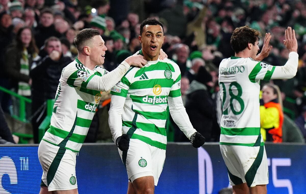 Guarda come un giovane tifoso del Celtic intona un coro per i sostenitori dello Young Boys dopo lo scontro di Champions League