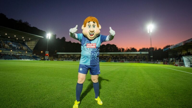 I Wycombe Wanderers subiscono una battuta d’arresto nella promozione, ma devono affrontare una prova ancora più grande fuori dal campo