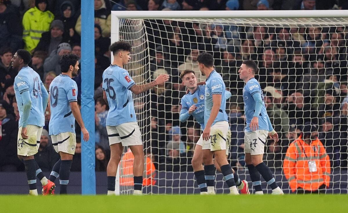 Il Manchester City batte il Salford mentre il Leeds evita per un pelo il ribaltamento della coppa