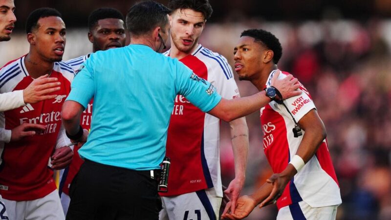 L’Arsenal accusato da FA per i giocatori che si riuniscono in giro Michael Oliver dopo Lewis-Skelly Red Card