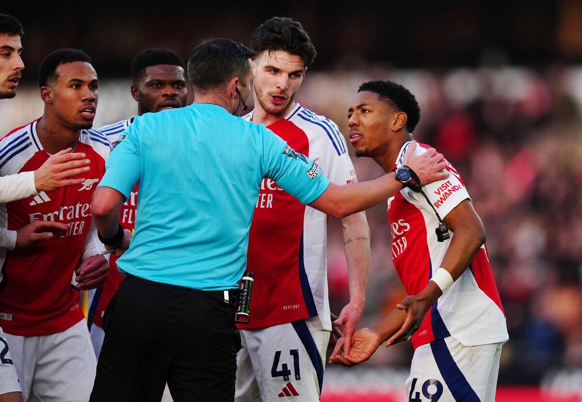 L’Arsenal accusato da FA per i giocatori che si riuniscono in giro Michael Oliver dopo Lewis-Skelly Red Card