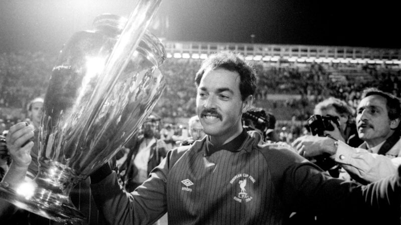 “La gente diceva che ero antisportivo nella finale della Coppa dei Campioni del 1984: la mia logica era che se un giocatore della nazionale non riesce a centrare il bersaglio da 12 metri, non è colpa mia”: l’eroe del Liverpool Bruce Grobbelaar giustifica la tattica dei rigori contro la Roma