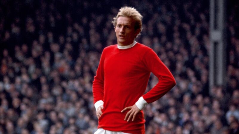 La leggenda del Manchester United e della Scozia Denis Law è morta all’età di 84 anni