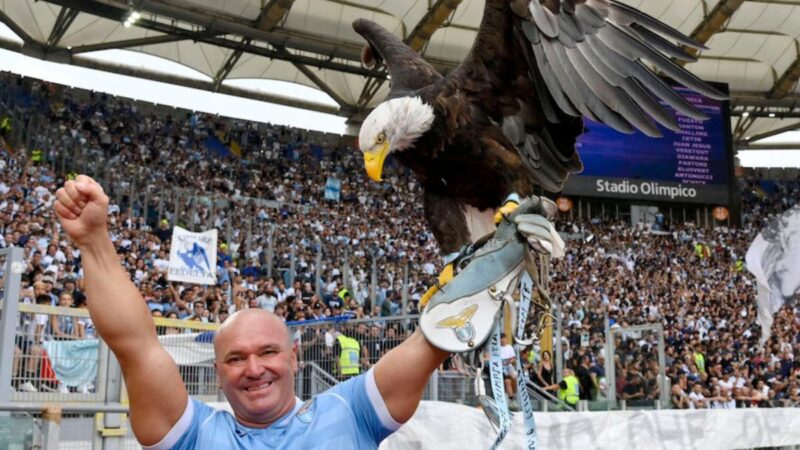 La storia dell’anno: il falconiere laziale si trincera nonostante sia stato licenziato per aver mostrato il suo pene protesico