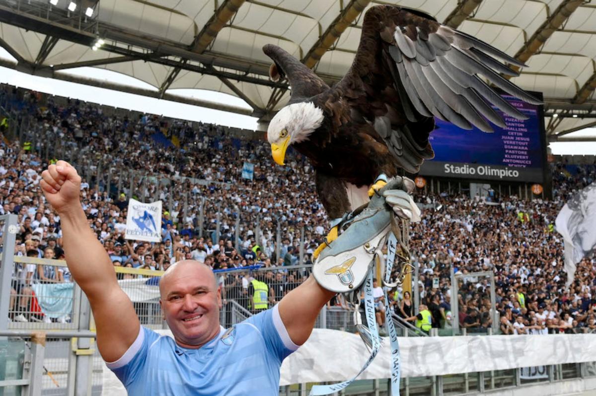 La storia dell’anno: il falconiere laziale si trincera nonostante sia stato licenziato per aver mostrato il suo pene protesico